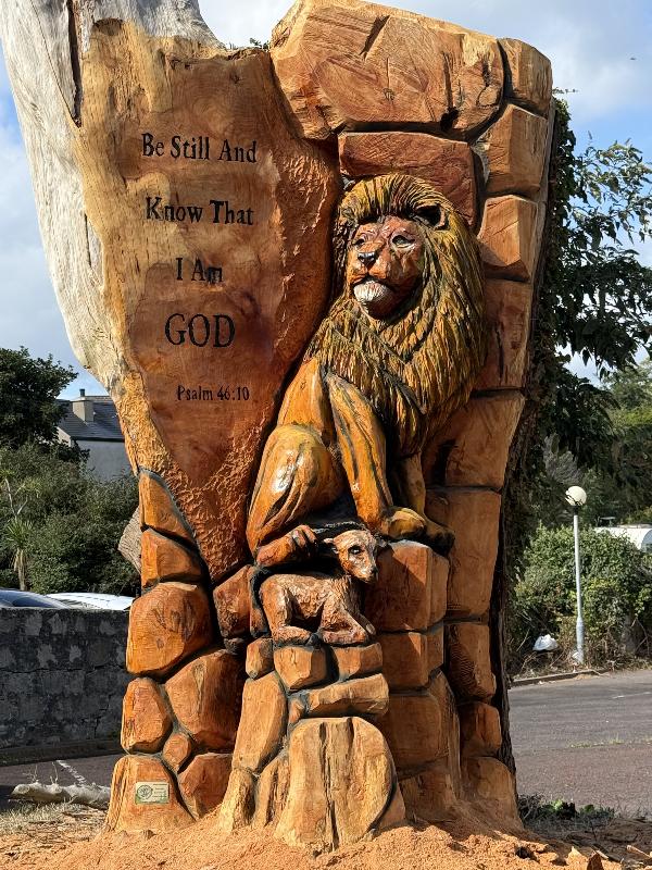 Lion and lamb of God — chainsaw carving by Woodaknot chainsaw carving & sculpting
